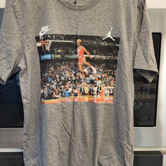 Nike Jordan Gray T-Shirt with Dynamic 1988 Dunk Graphic - Picture 1 of 6